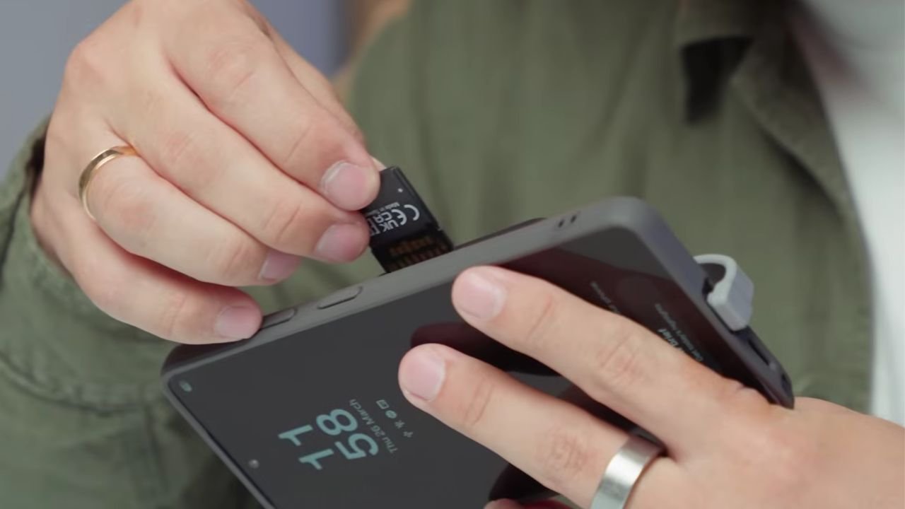 6 Aksesoris Samsung Galaxy S26 Ultra Wajib Punya di 2026! 3 6 Aksesoris Samsung Galaxy S26 Ultra Wajib Punya di 2026! (SD Card)