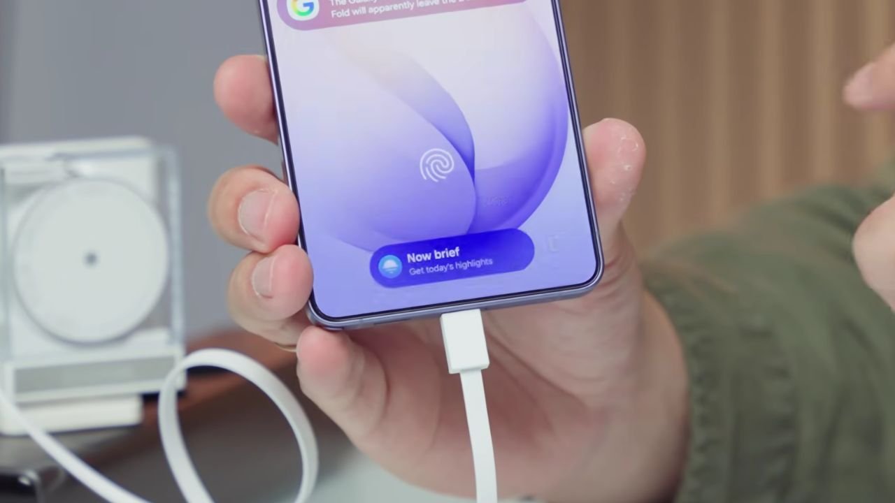 6 Aksesoris Samsung Galaxy S26 Ultra Wajib Punya di 2026! 2 6 Aksesoris Samsung Galaxy S26 Ultra Wajib Punya di 2026! (charger))