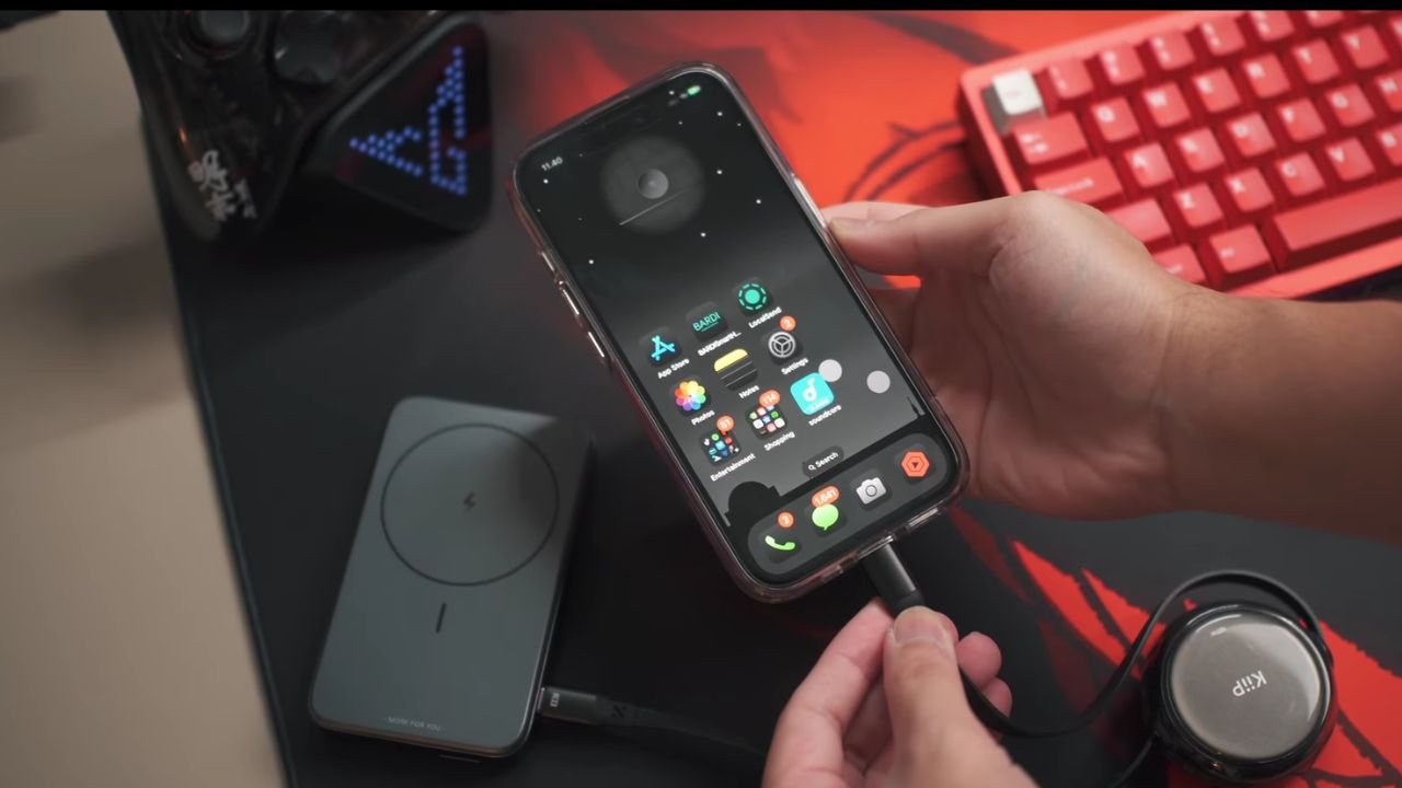 7 Aksesoris iPhone Terbaik Wajib Punya: Dari Casing MagSafe Sampai TWS 3 7 Aksesoris iPhone Terbaik (charging) power bank MagSafe