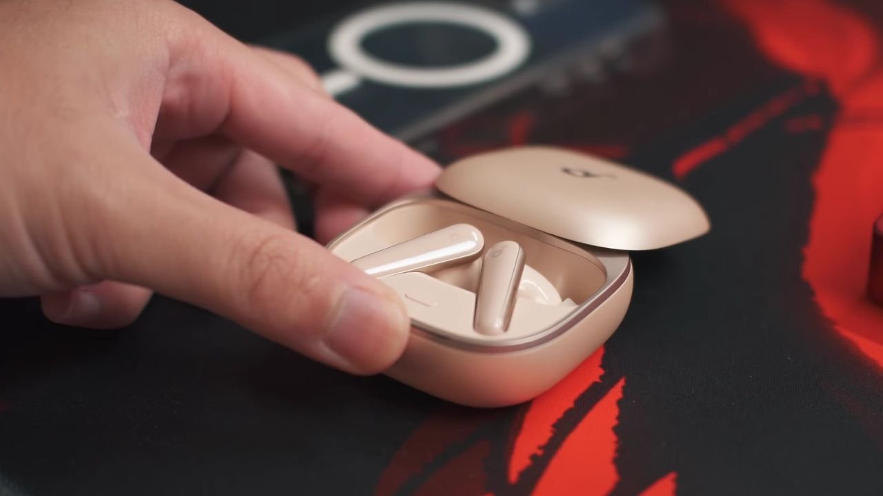 7 Aksesoris iPhone Terbaik Wajib Punya: Dari Casing MagSafe Sampai TWS 4 7 Aksesoris iPhone Terbaik (tws)